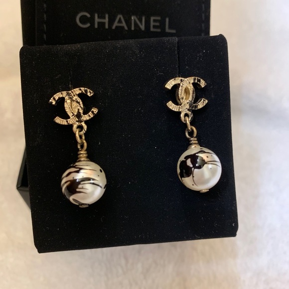 ✨SOLD✨limited edition Chanel pearl earrings - Picture 6 of 6